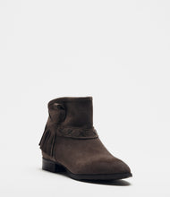 graue Fransenstiefelette