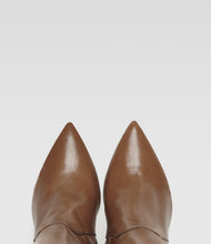 Brauner Langschaftstiefel Clara spitz