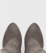 high heel stiefel taupe grey top
