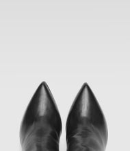 Schwarzer Langschaftstiefel Clara spitz