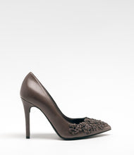 spitze leder pumps blumen muster taupe