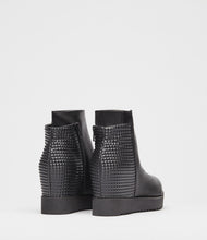 wegdes boots back